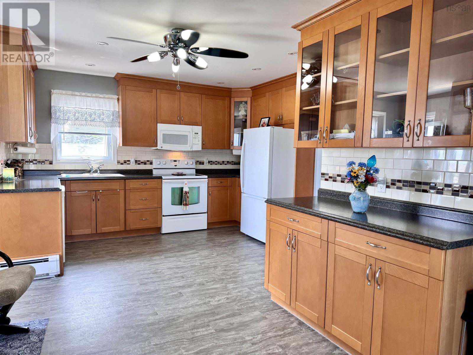 25 Roost Street, Glace Bay, Nova Scotia  B1A 5K1 - Photo 2 - 202520303