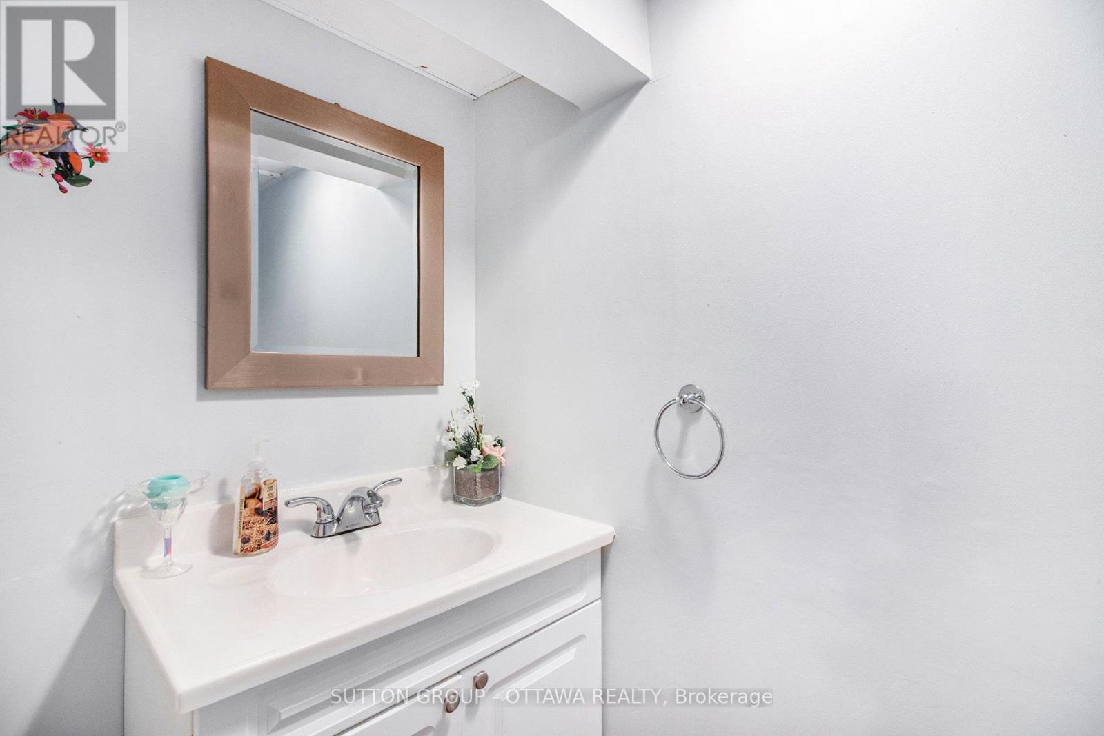 848 Borland Drive, Ottawa, Ontario  K1E 1X5 - Photo 17 - X12338670