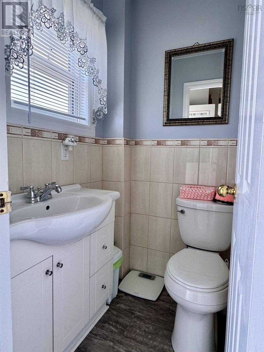 25 Roost Street, Glace Bay, Nova Scotia  B1A 5K1 - Photo 4 - 202520303