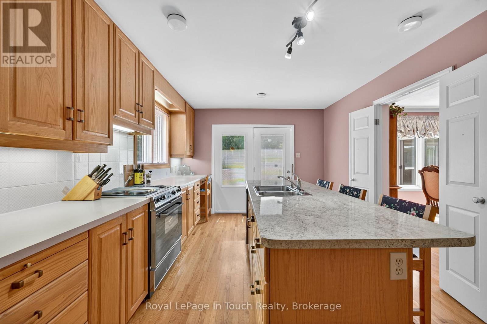 56 Robert Street E, Penetanguishene, Ontario  L9M 1K7 - Photo 13 - S12338722