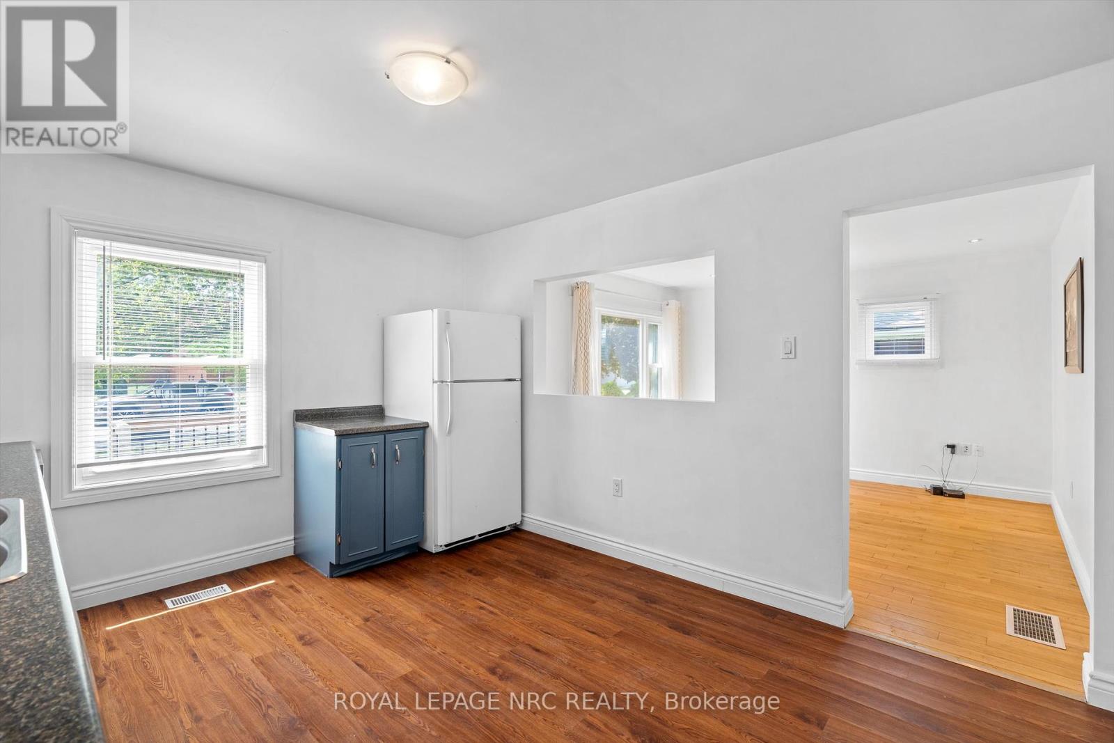 19 Seymour Avenue, St. Catharines, Ontario  L2P 1A3 - Photo 10 - X12338248