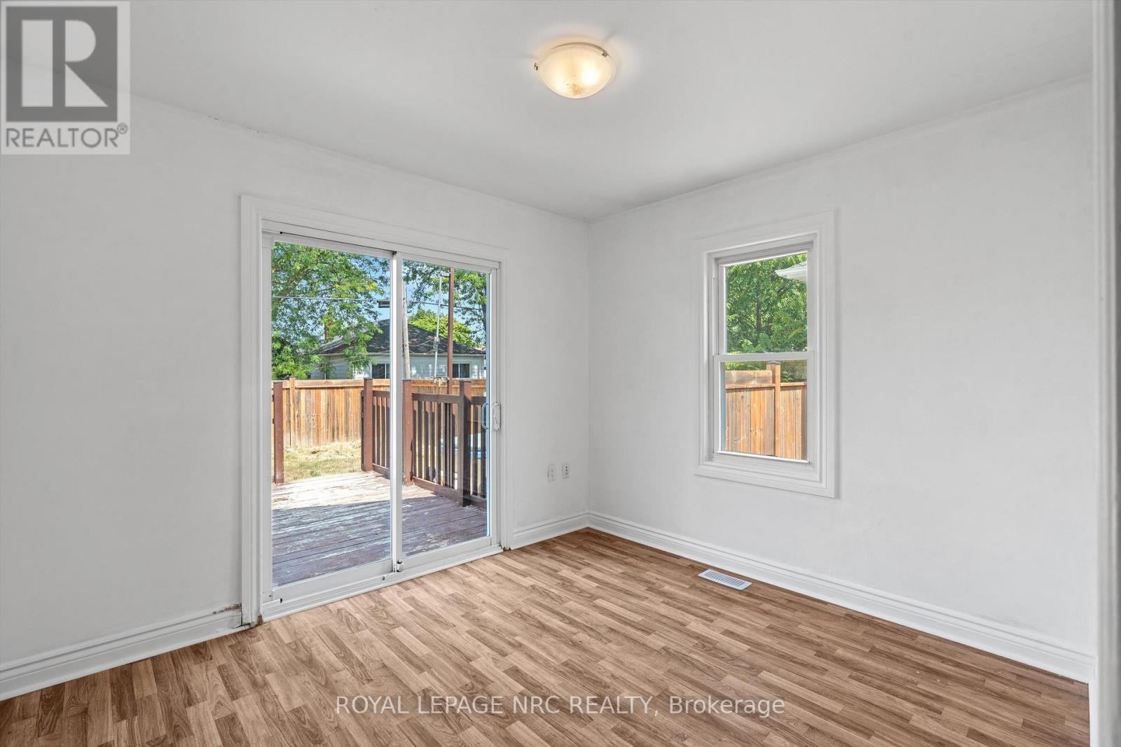 19 Seymour Avenue, St. Catharines, Ontario  L2P 1A3 - Photo 15 - X12338248