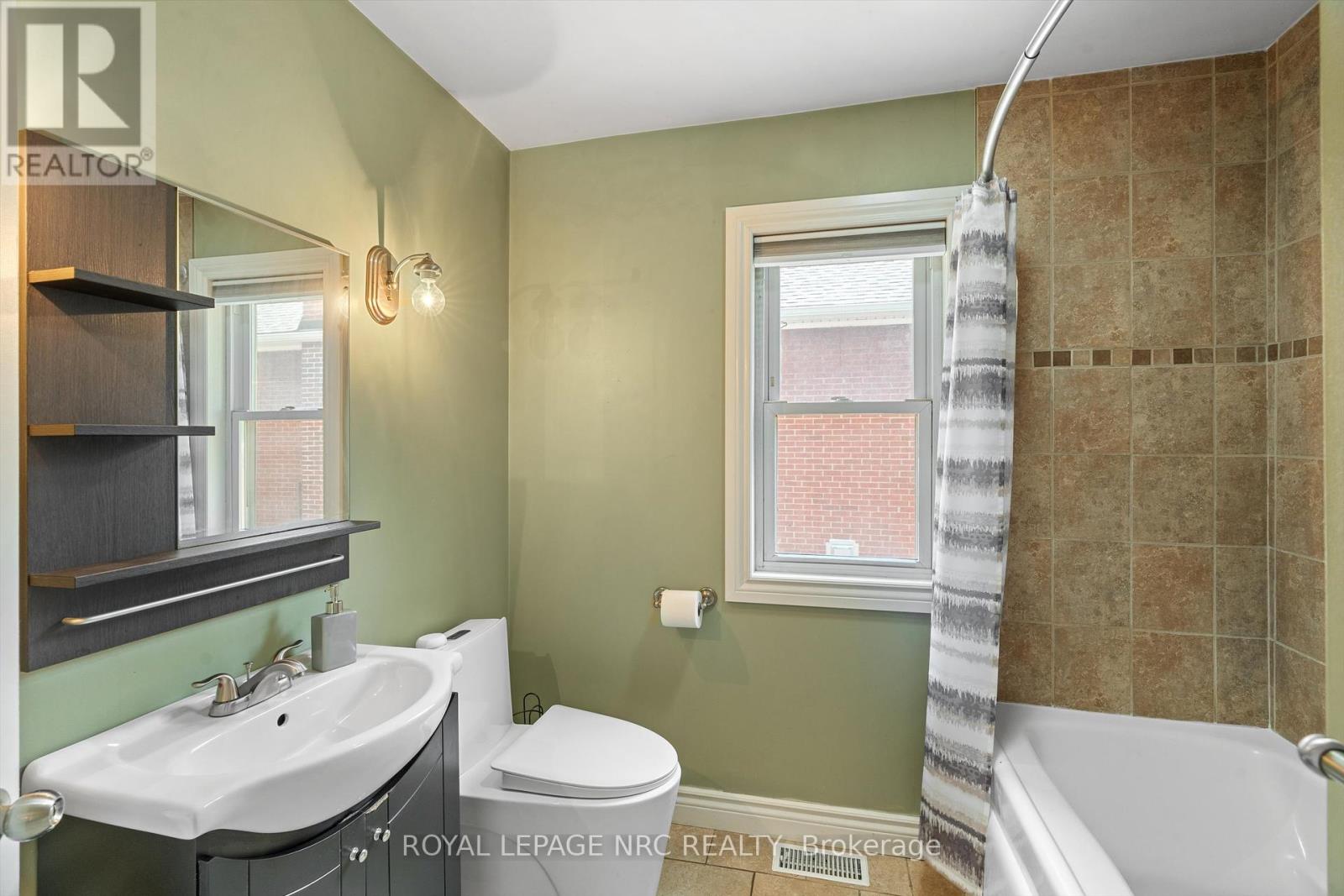 19 Seymour Avenue, St. Catharines, Ontario  L2P 1A3 - Photo 14 - X12338248