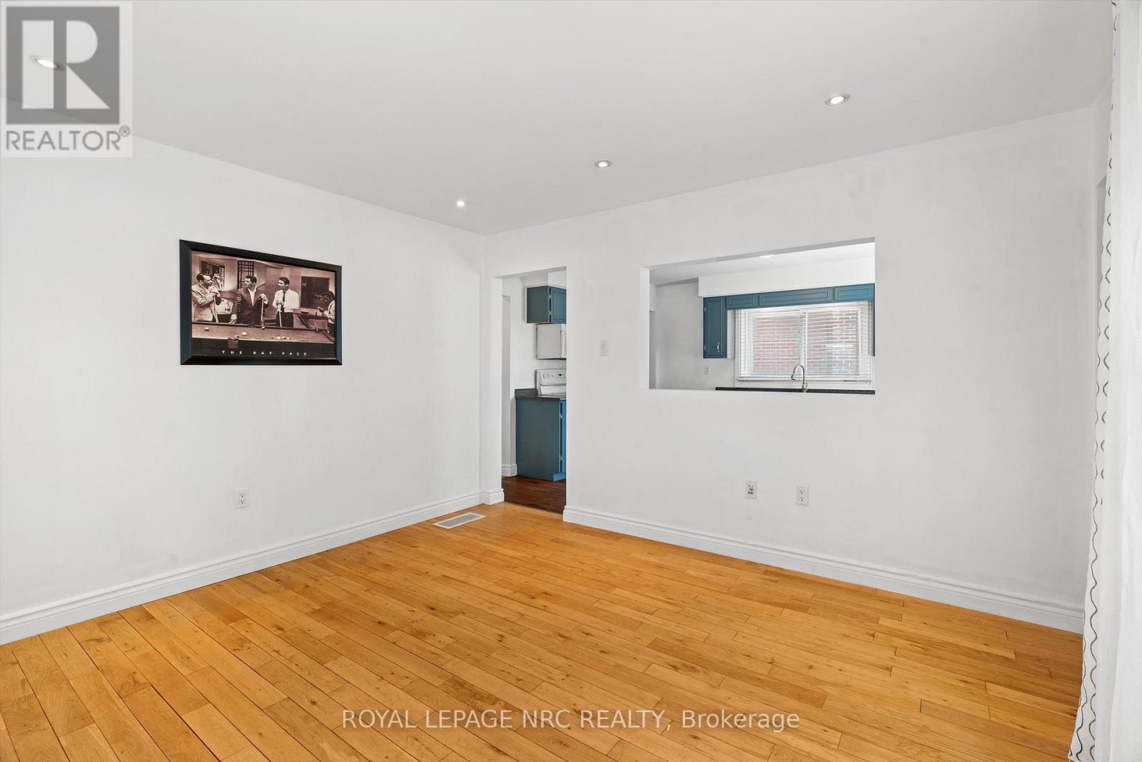 19 Seymour Avenue, St. Catharines, Ontario  L2P 1A3 - Photo 8 - X12338248
