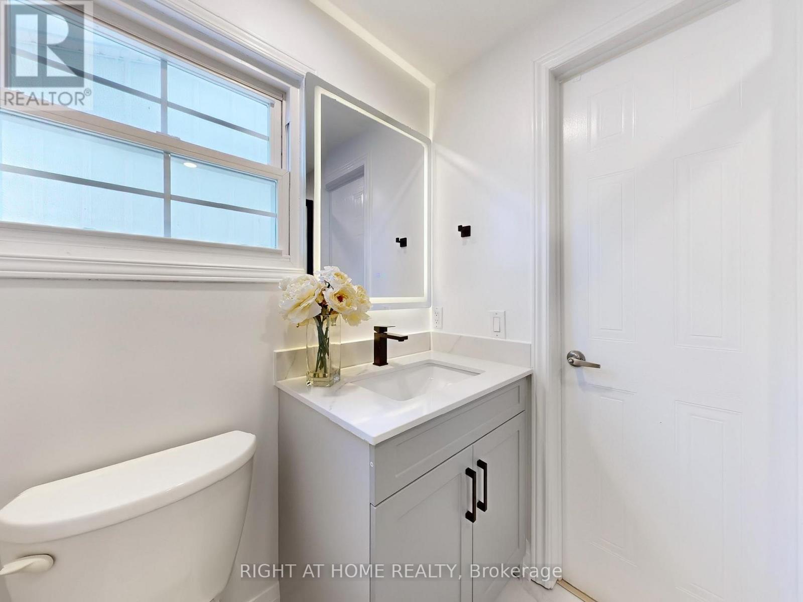 94 Reginald Crescent, Markham (Markham Village), Ontario  L3P 3T9 - Photo 7 - N12338721