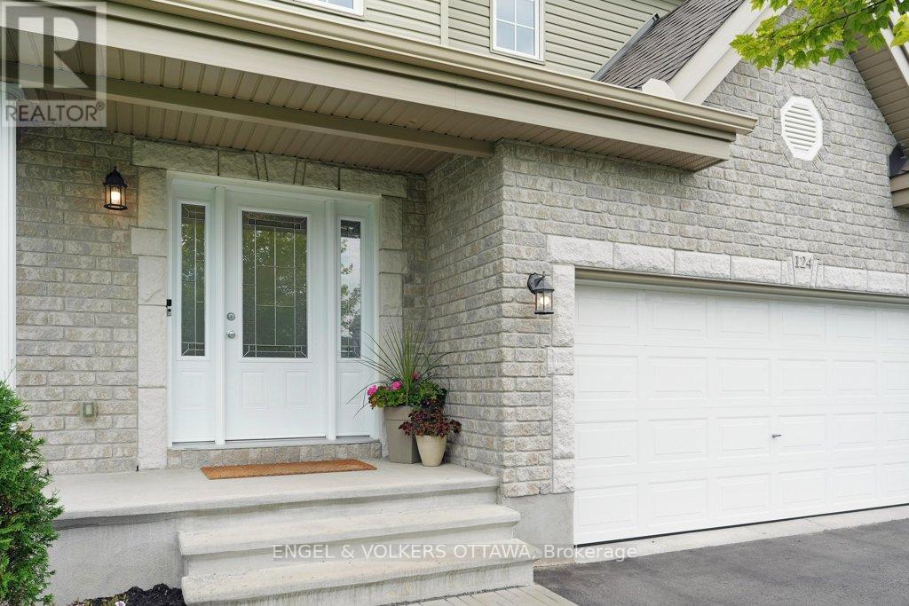 Property at 124 ABBEY CRESCENT image 3
