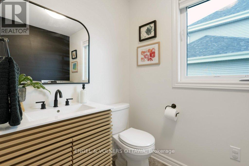 Property at 124 ABBEY CRESCENT image 5