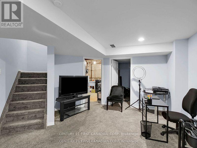 132 Sandy Street, London South, Ontario  N5Z 2C7 - Photo 24 - X12338865