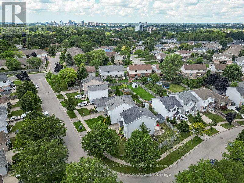 132 Sandy Street, London South, Ontario  N5Z 2C7 - Photo 3 - X12338865