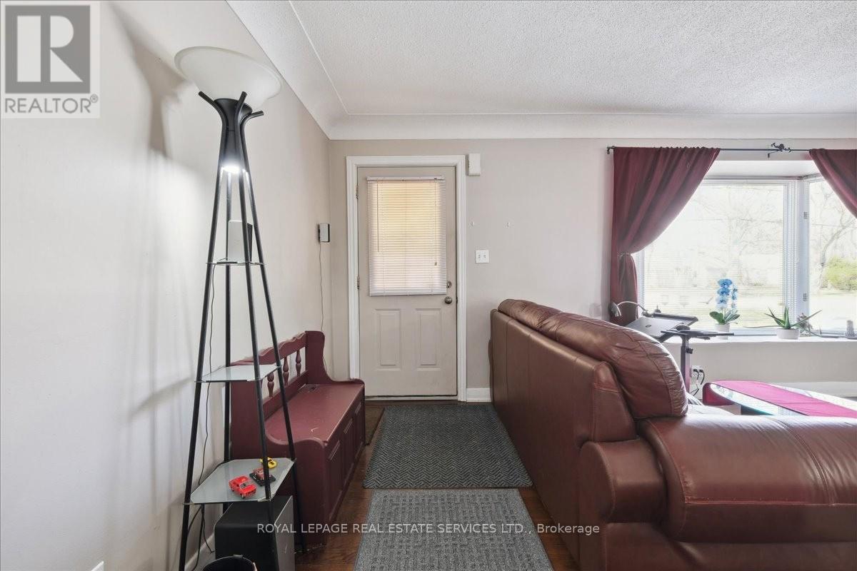 14 Germorda Drive, Oakville (Cp College Park), Ontario  L6H 1A8 - Photo 7 - W12338774