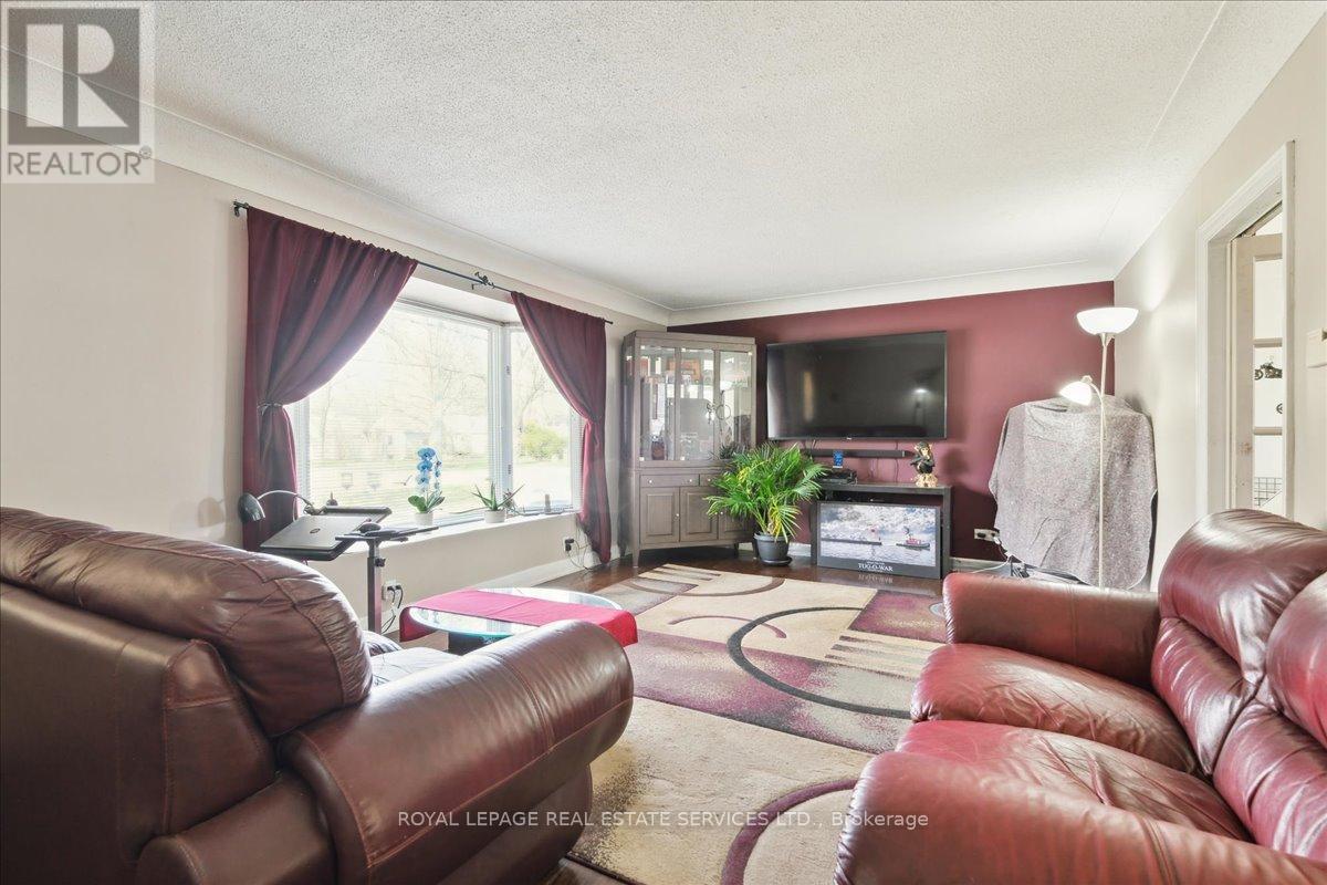 14 Germorda Drive, Oakville (Cp College Park), Ontario  L6H 1A8 - Photo 8 - W12338774