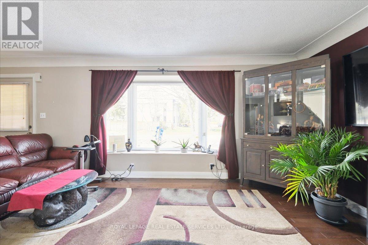 14 Germorda Drive, Oakville (Cp College Park), Ontario  L6H 1A8 - Photo 9 - W12338774