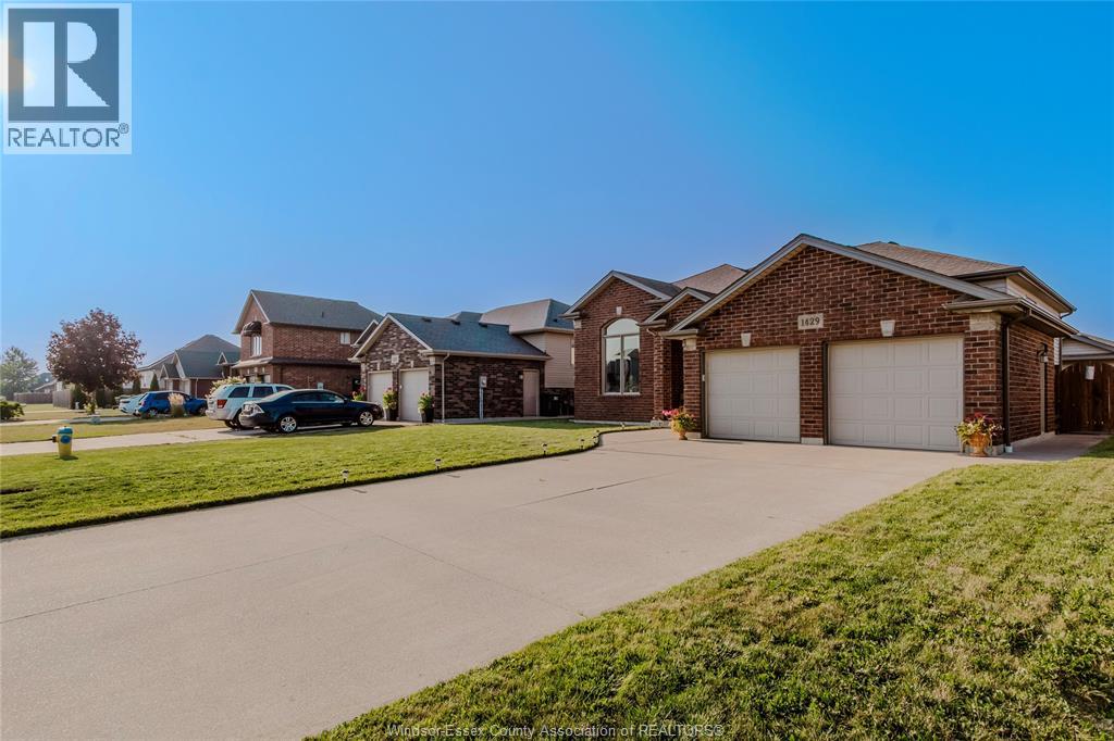 Property at 1429 OAKWOOD AVENUE image 2
