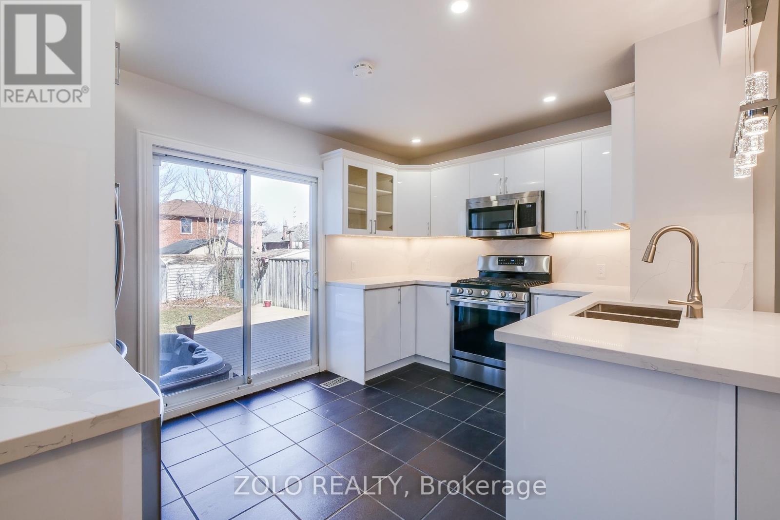 8 Crewe Avenue, Toronto, Ontario M4C 2J1 - Photo 5 - E12339017