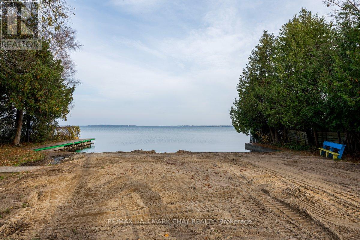 1047(B) Larch Street, Innisfil, Ontario  L0L 1R0 - Photo 11 - N12338930
