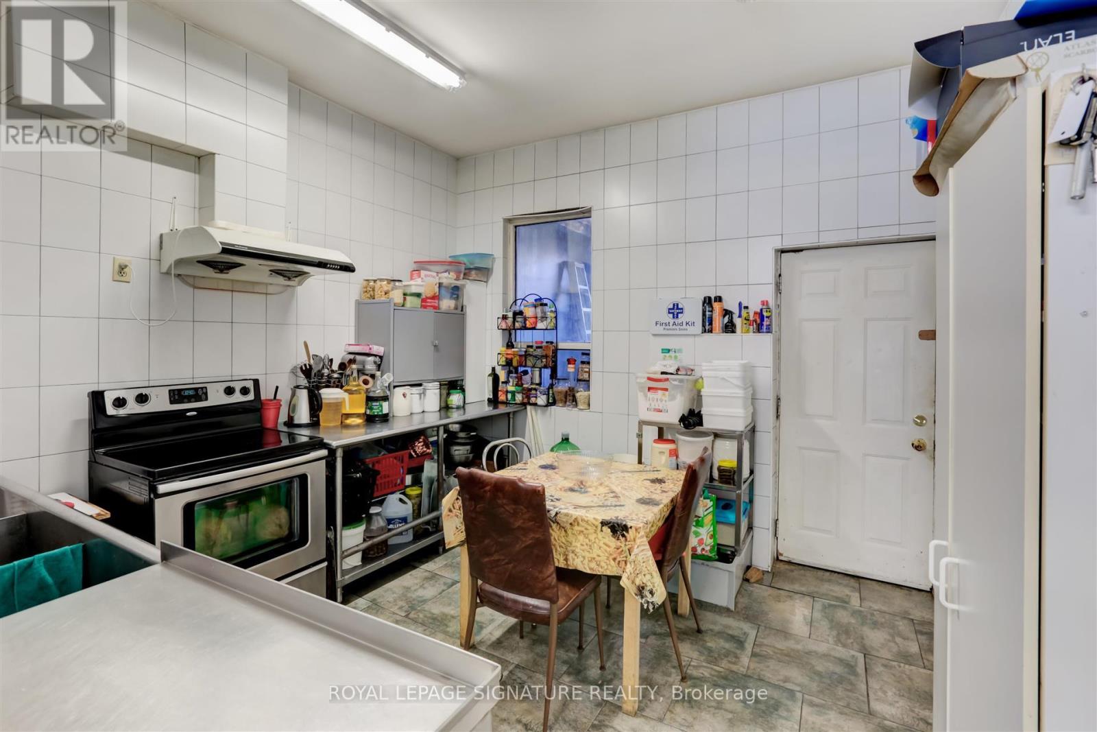 3142 Dundas Street W, Toronto, Ontario  M6P 2A1 - Photo 18 - W12339045