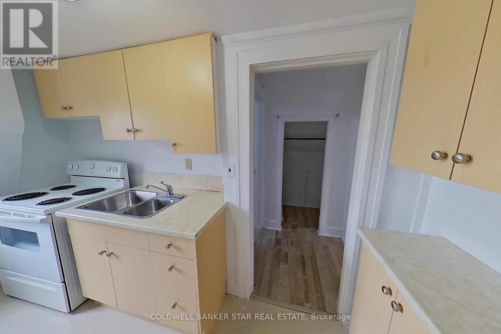 Upper - 82 Ontario Street S, Lambton Shores, Ontario  N0M 1T0 - Photo 2 - X12339262