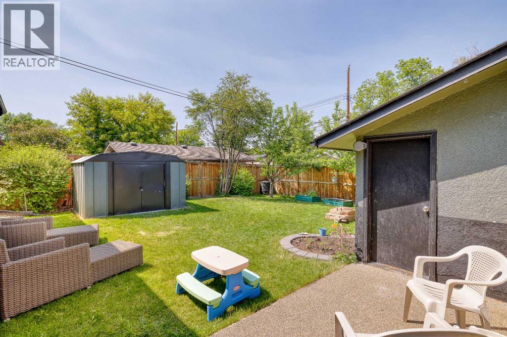 Property at 22 Armstrong Crescent SE image 3
