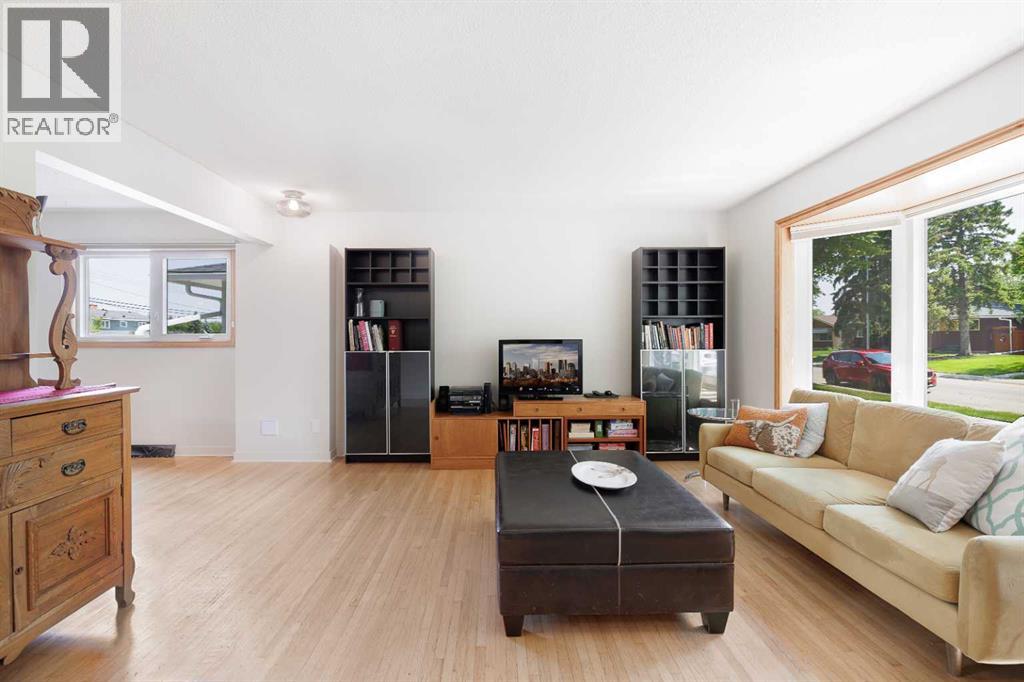 Property at 22 Armstrong Crescent SE image 5