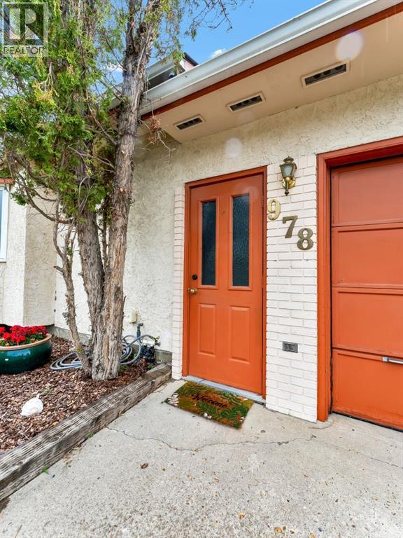 Property at 978 20 Street NE image 4