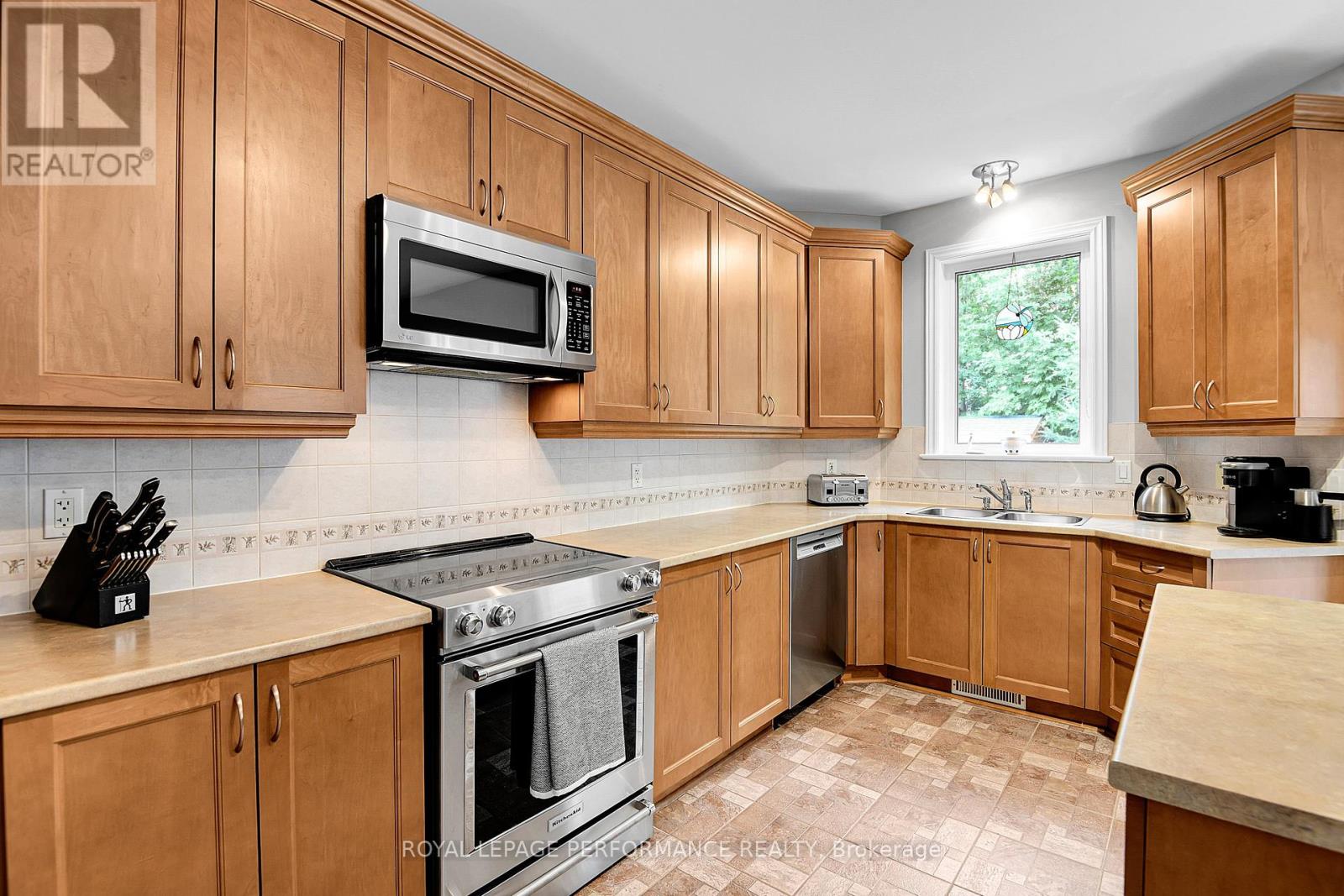 815 Long Point Circle, Ottawa, Ontario  K1T 4H6 - Photo 8 - X12339531