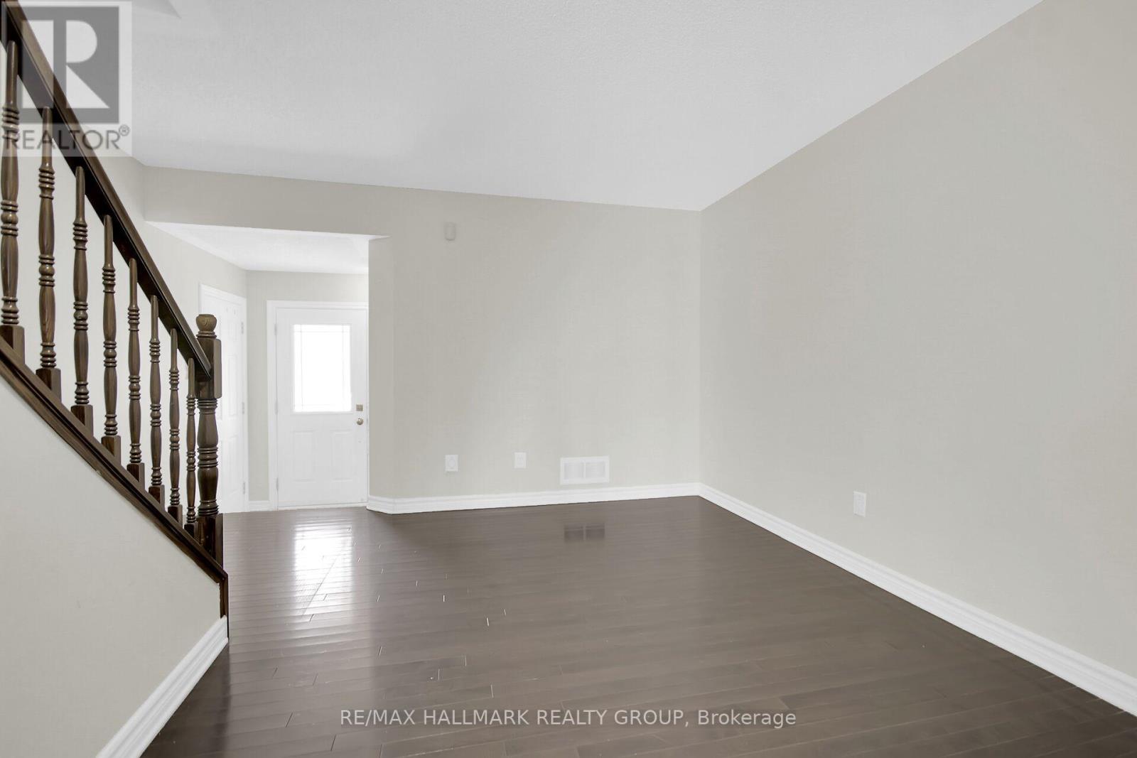 418 Temiskaming Crescent, Ottawa, Ontario  K2J 0V4 - Photo 4 - X12339542