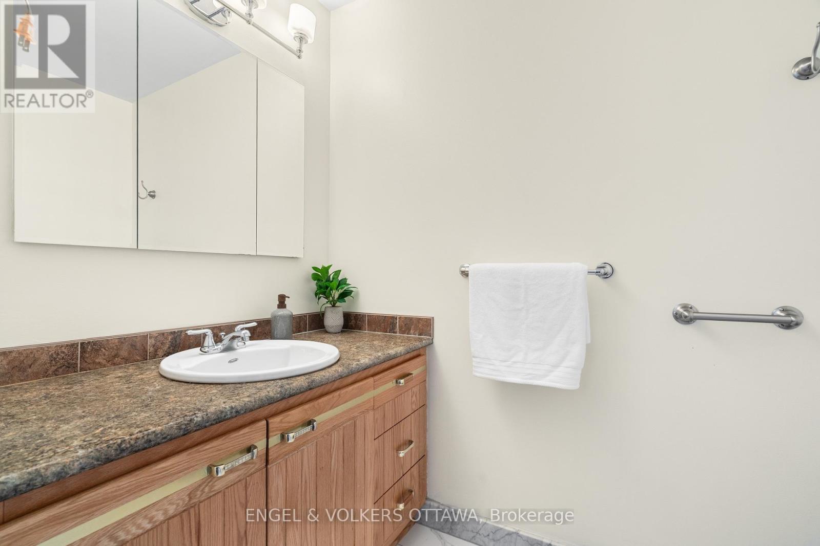 16 Benson Street, Ottawa, Ontario  K2E 5J5 - Photo 23 - X12339566
