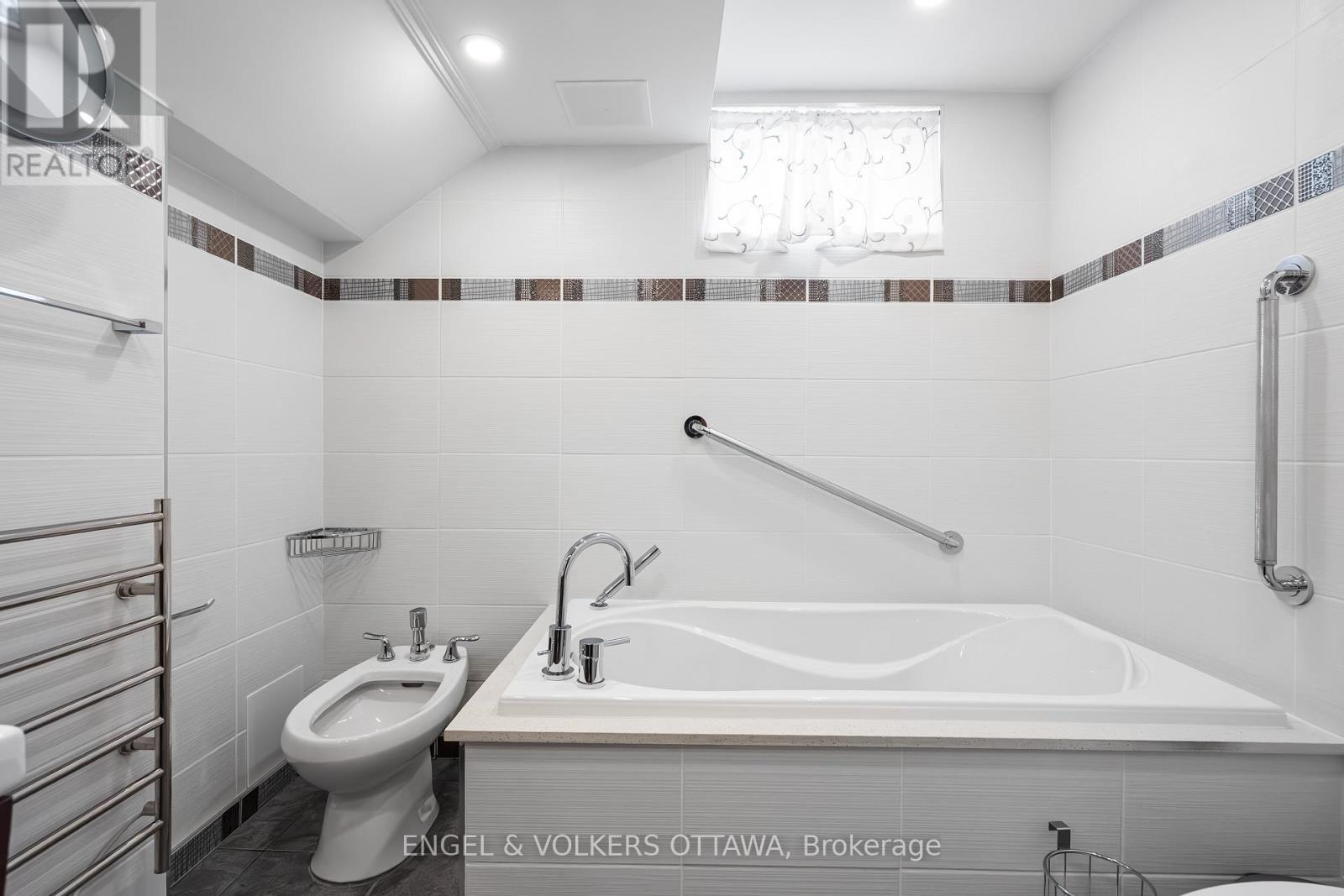 16 Benson Street, Ottawa, Ontario  K2E 5J5 - Photo 36 - X12339566