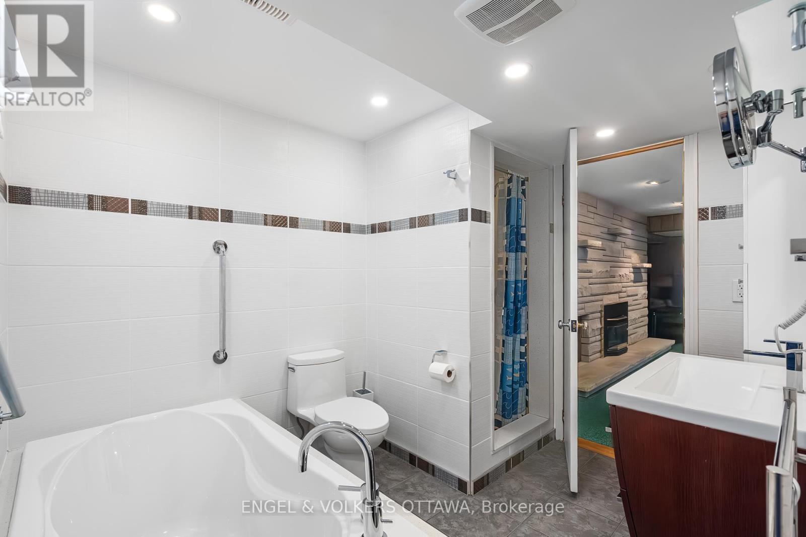 16 Benson Street, Ottawa, Ontario  K2E 5J5 - Photo 37 - X12339566