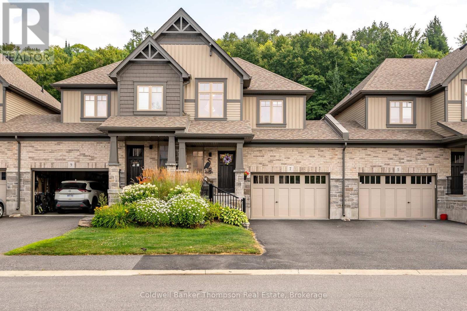 <div class="slider-price">$639,900</div><p>7 Kelsey Madison Court, Huntsville, Ontario</p>