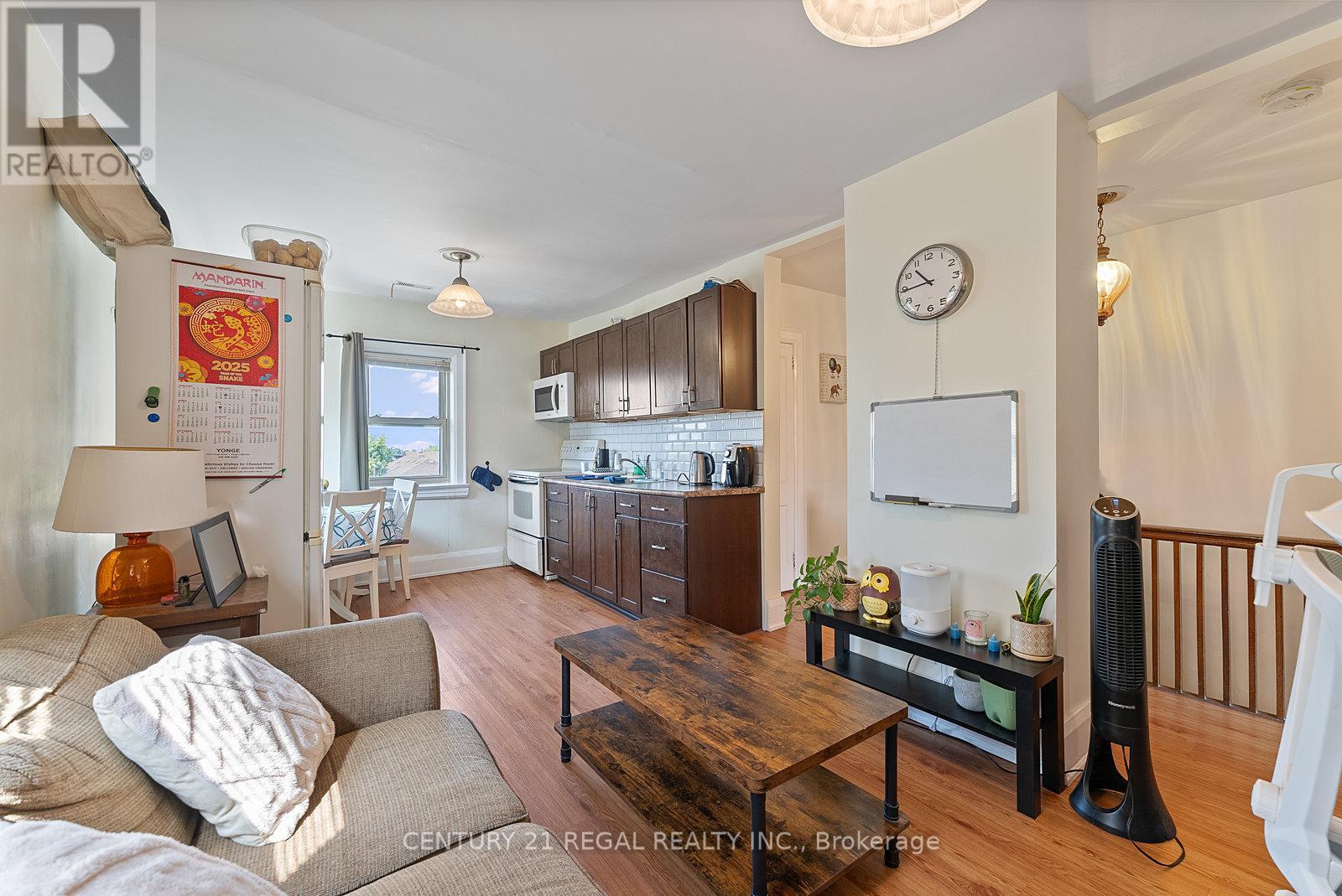 32 Chamberlain Avenue, Toronto, Ontario  M6E 4J8 - Photo 11 - W12339433