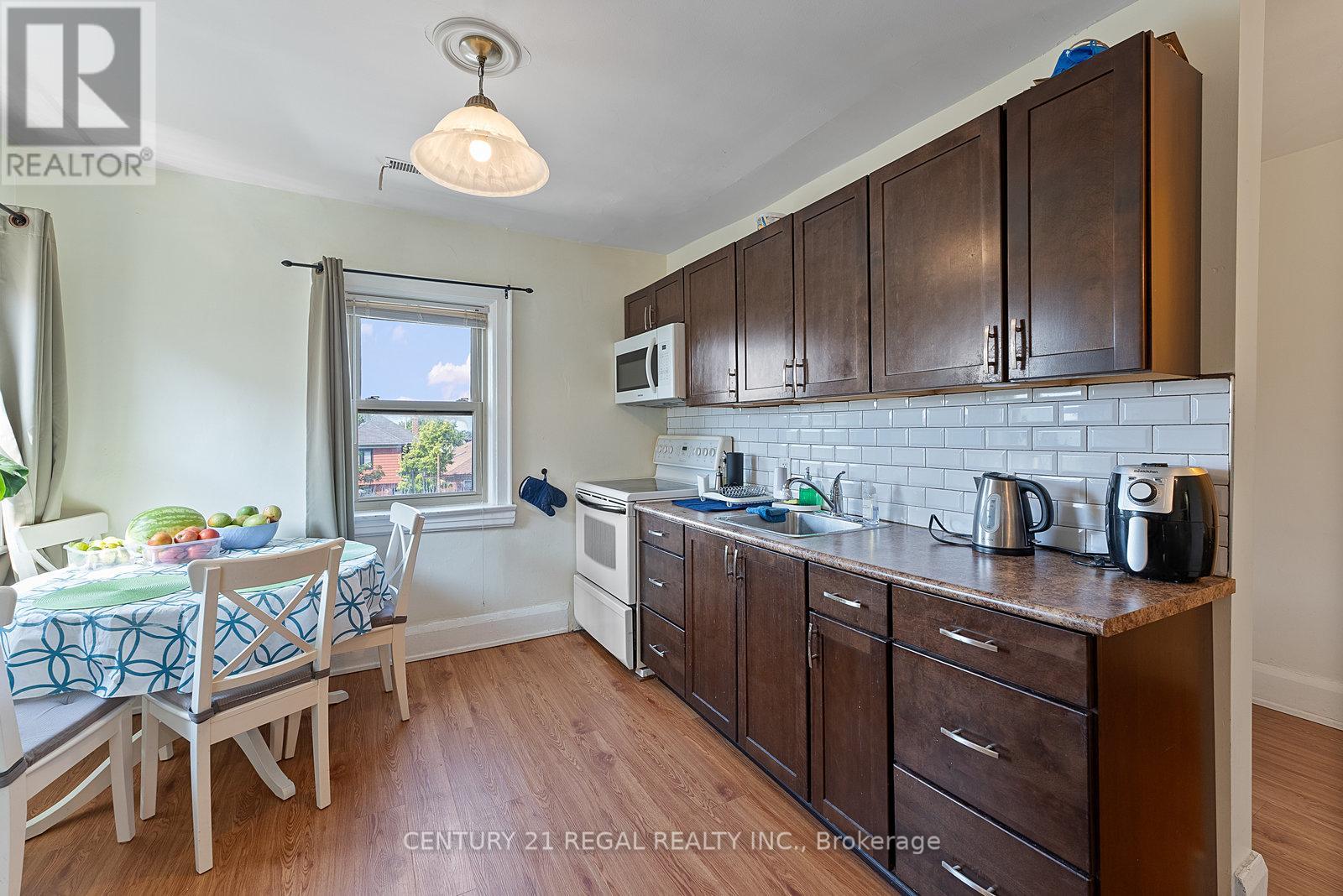 32 Chamberlain Avenue, Toronto, Ontario  M6E 4J8 - Photo 12 - W12339433