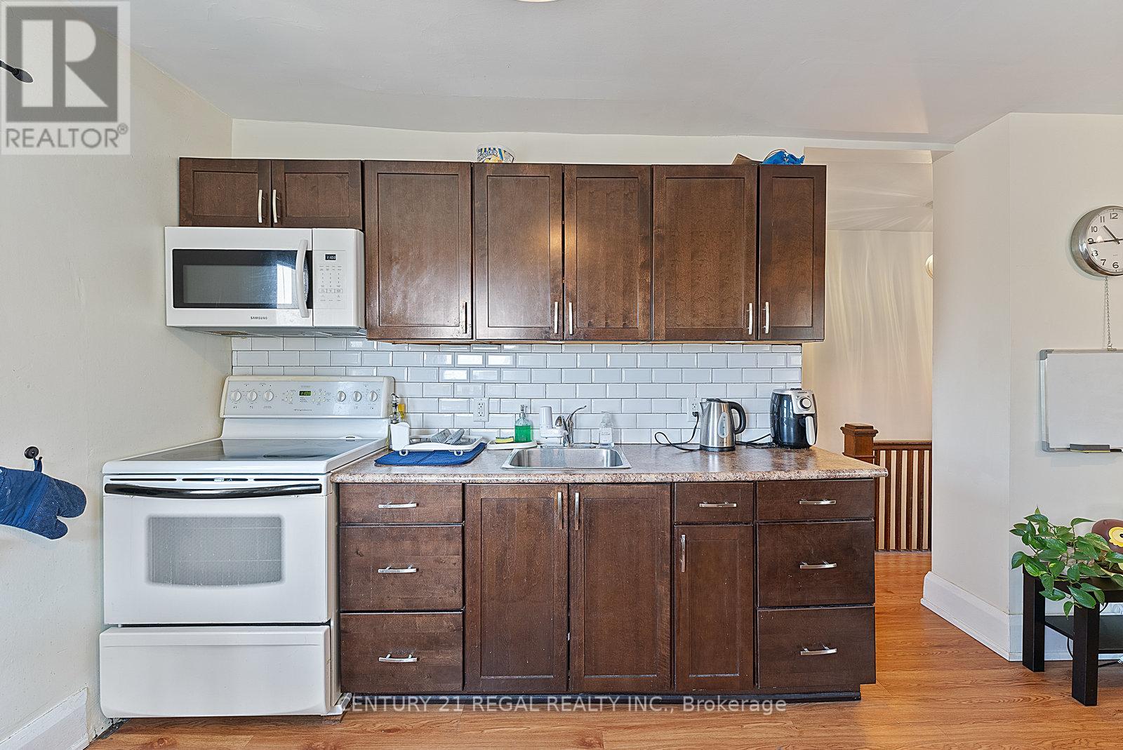 32 Chamberlain Avenue, Toronto, Ontario  M6E 4J8 - Photo 14 - W12339433