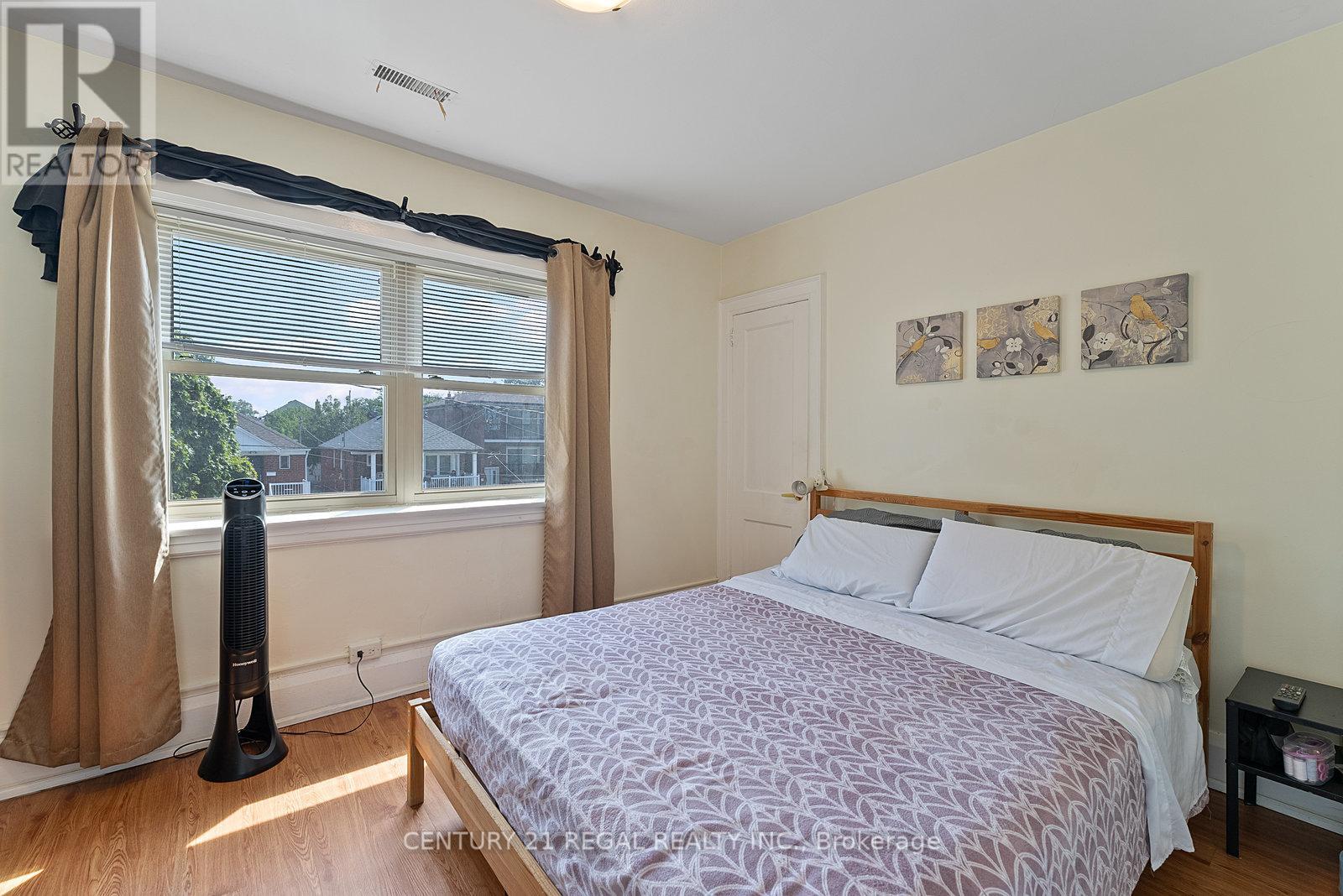 32 Chamberlain Avenue, Toronto, Ontario  M6E 4J8 - Photo 18 - W12339433