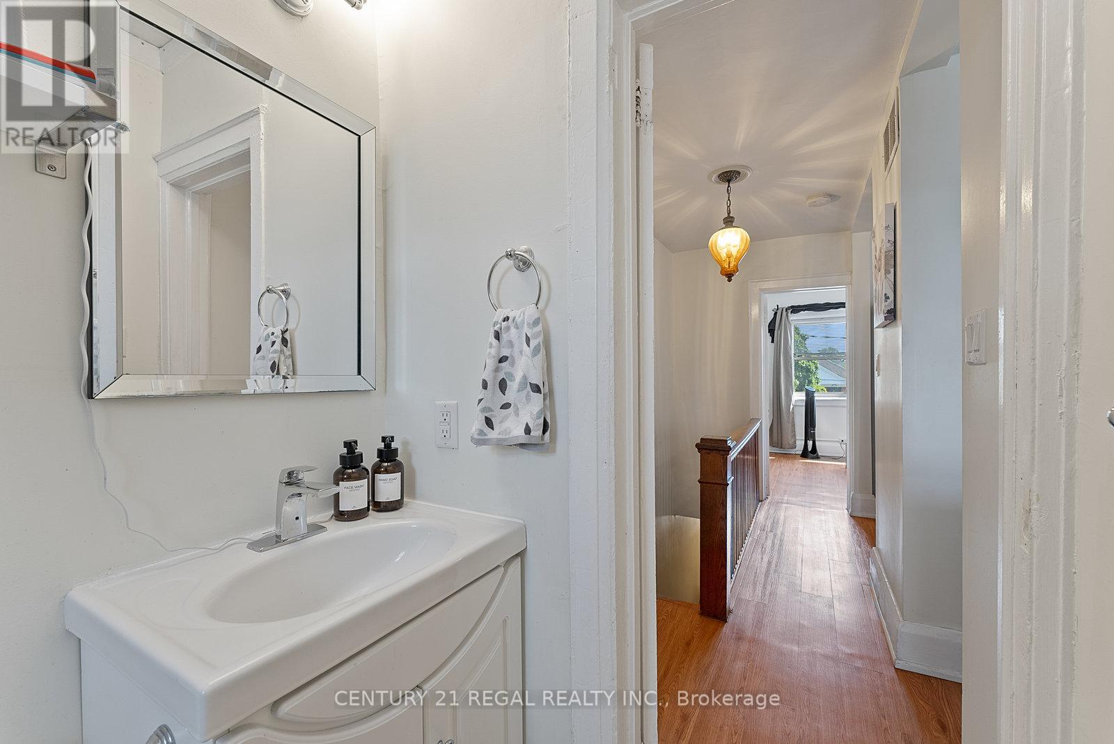 32 Chamberlain Avenue, Toronto, Ontario  M6E 4J8 - Photo 19 - W12339433