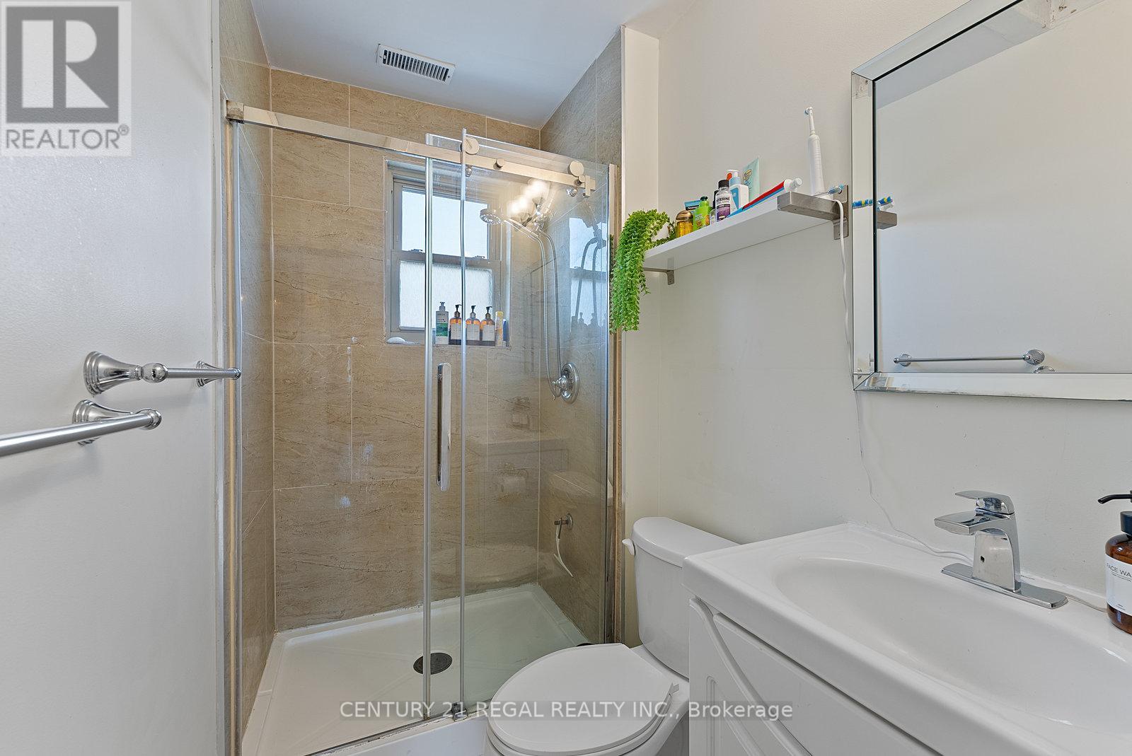 32 Chamberlain Avenue, Toronto, Ontario  M6E 4J8 - Photo 20 - W12339433