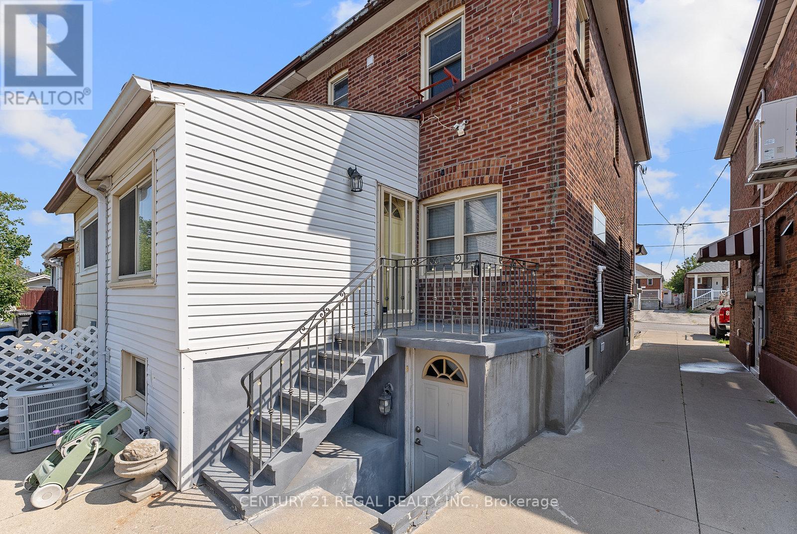 32 Chamberlain Avenue, Toronto, Ontario  M6E 4J8 - Photo 29 - W12339433