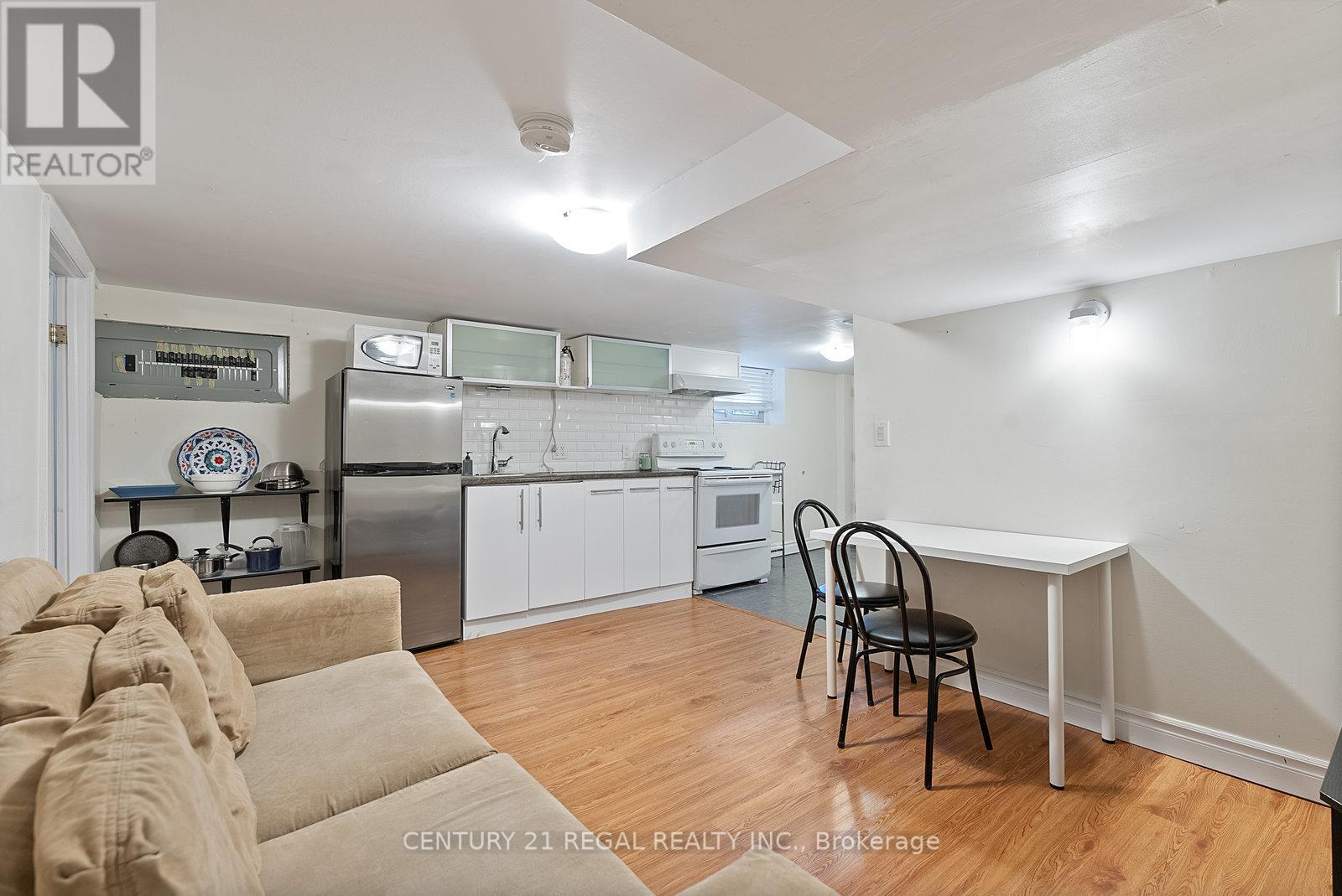 32 Chamberlain Avenue, Toronto, Ontario  M6E 4J8 - Photo 34 - W12339433