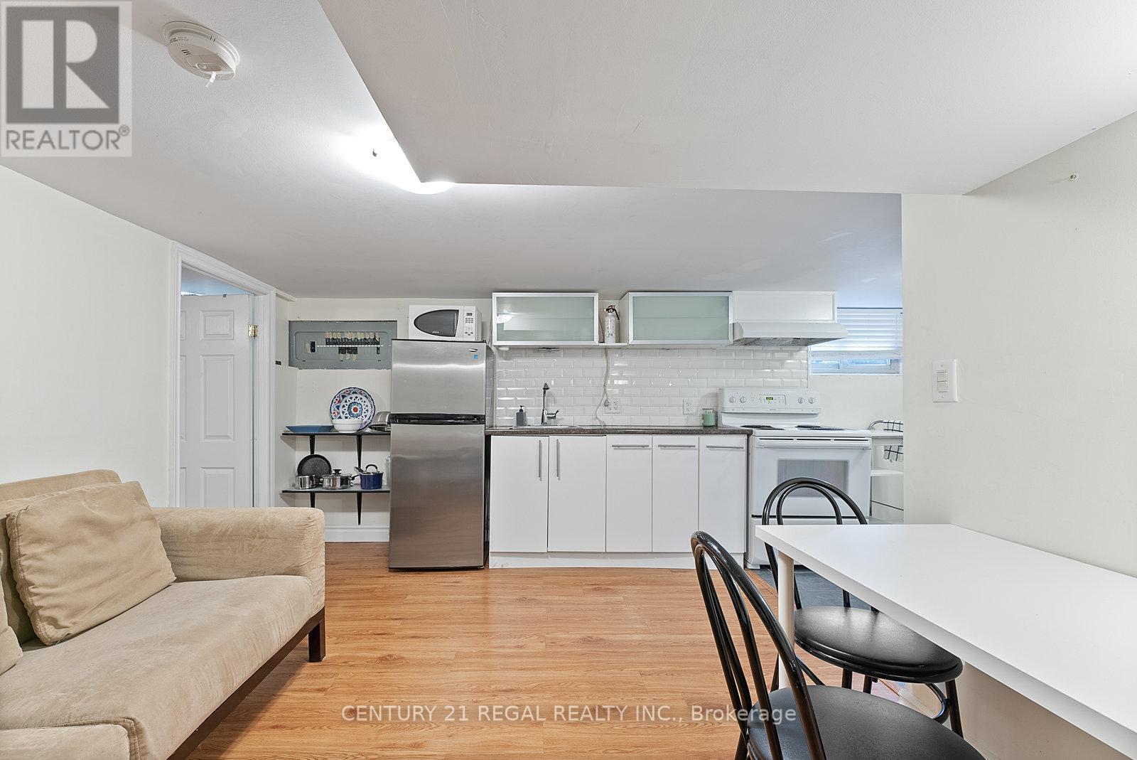 32 Chamberlain Avenue, Toronto, Ontario  M6E 4J8 - Photo 35 - W12339433