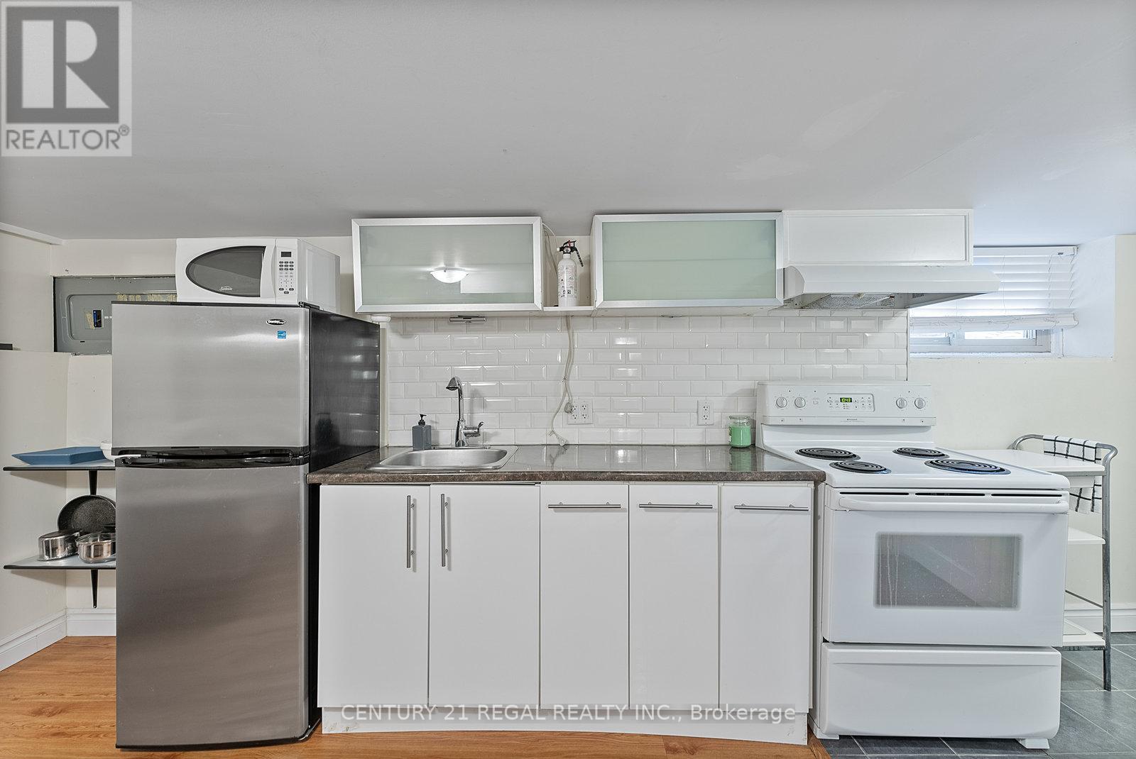 32 Chamberlain Avenue, Toronto, Ontario  M6E 4J8 - Photo 36 - W12339433