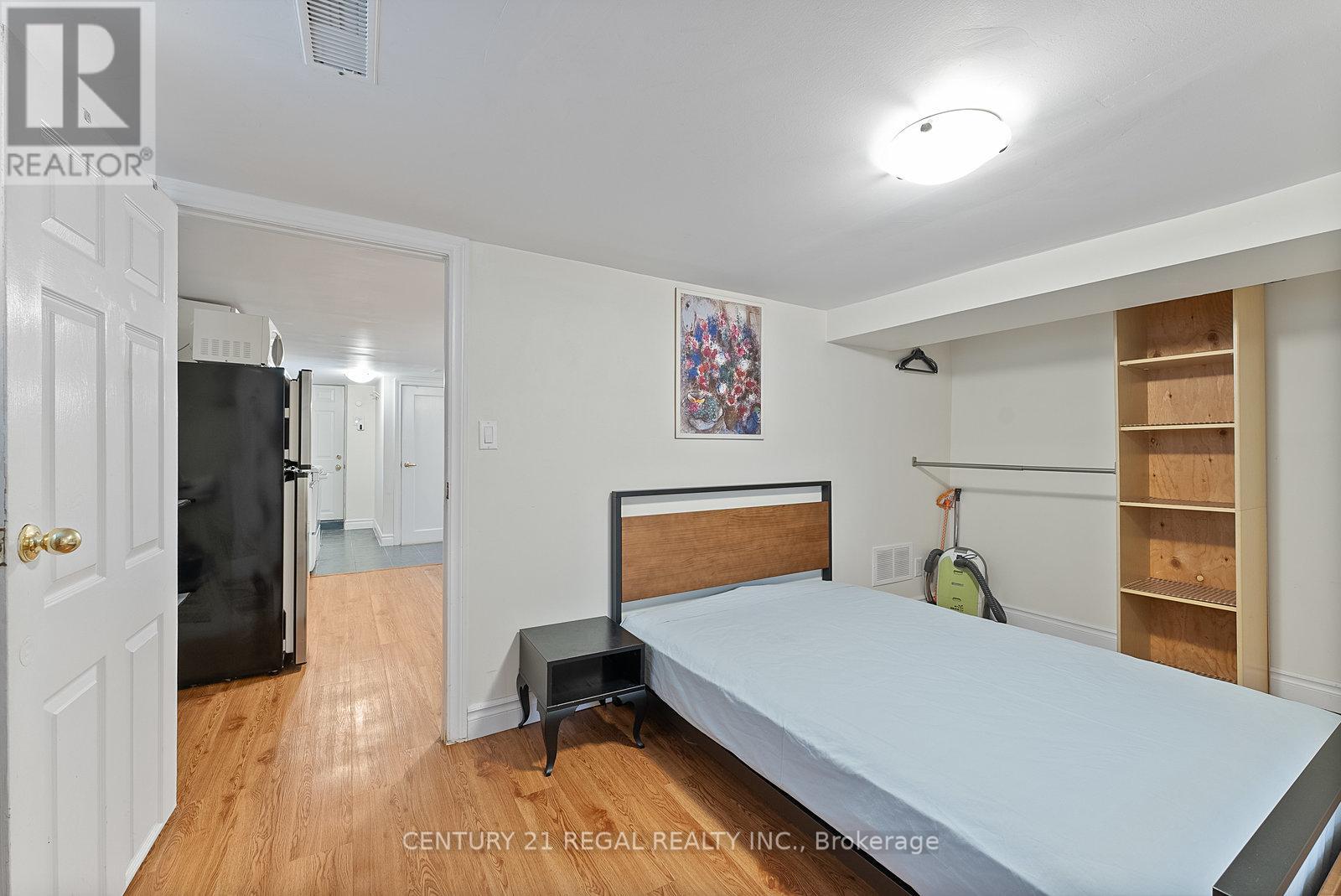 32 Chamberlain Avenue, Toronto, Ontario  M6E 4J8 - Photo 37 - W12339433
