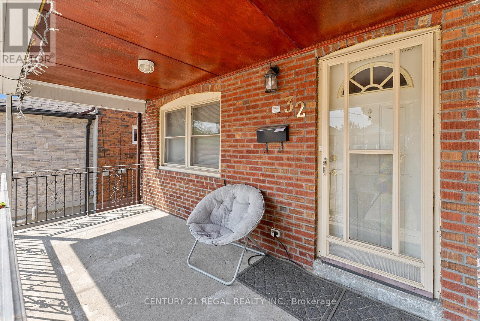 32 Chamberlain Avenue, Toronto, Ontario  M6E 4J8 - Photo 4 - W12339433