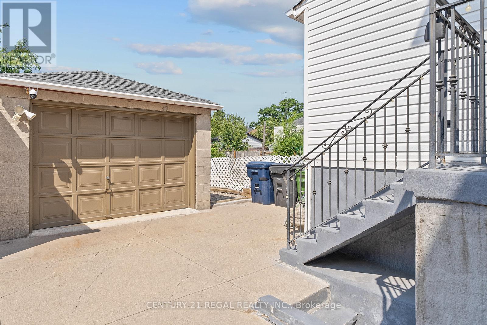 32 Chamberlain Avenue, Toronto, Ontario  M6E 4J8 - Photo 45 - W12339433