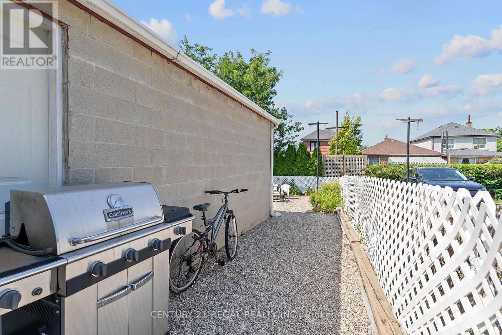 32 Chamberlain Avenue, Toronto, Ontario  M6E 4J8 - Photo 46 - W12339433