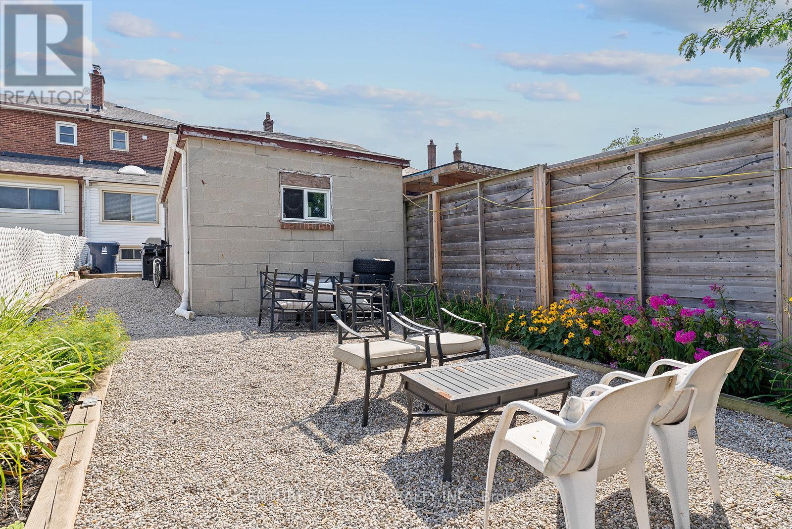 32 Chamberlain Avenue, Toronto, Ontario  M6E 4J8 - Photo 47 - W12339433