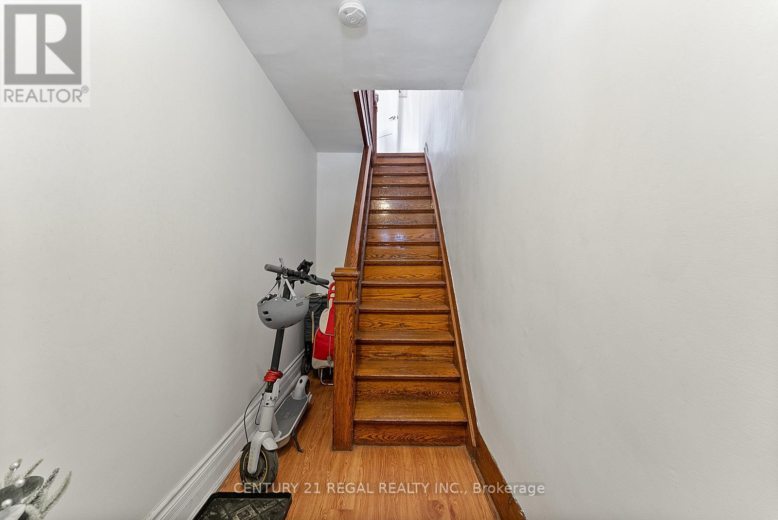 32 Chamberlain Avenue, Toronto, Ontario  M6E 4J8 - Photo 6 - W12339433
