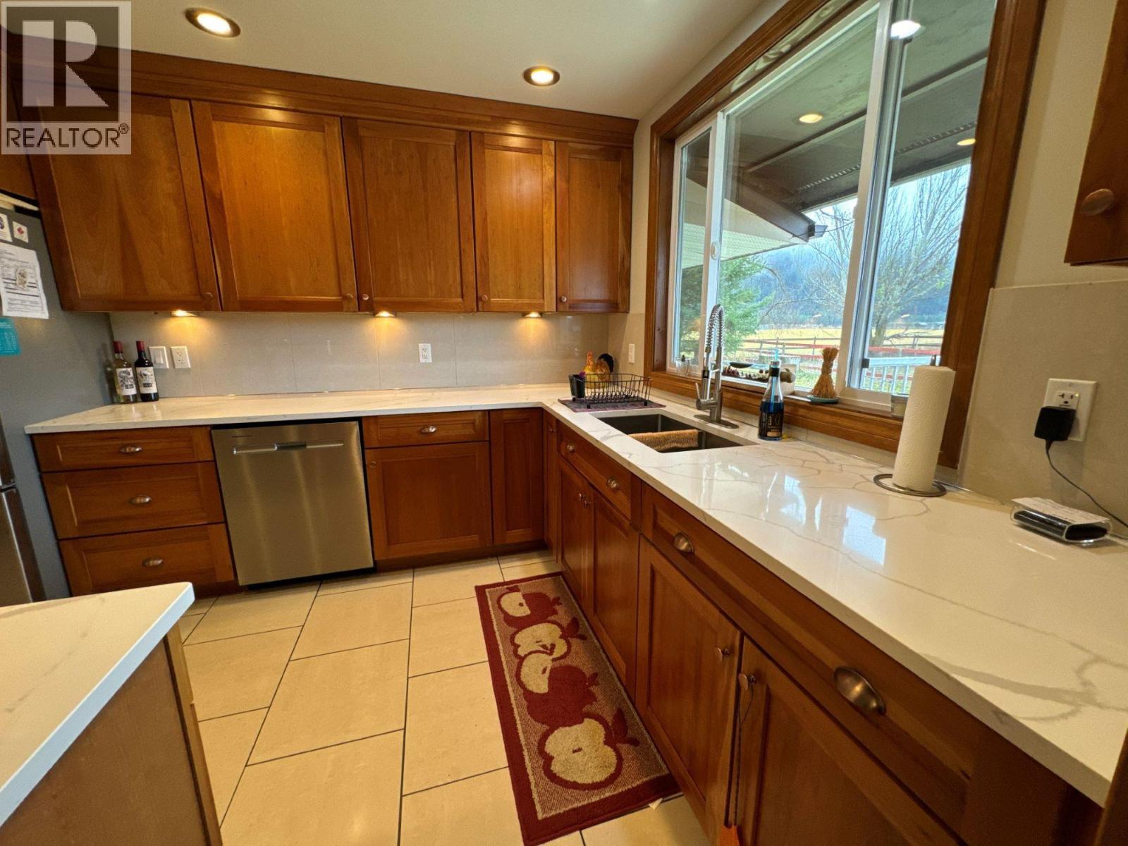 5175 Siminoff Road, Grand Forks, British Columbia  V0H 1H4 - Photo 8 - 10359054