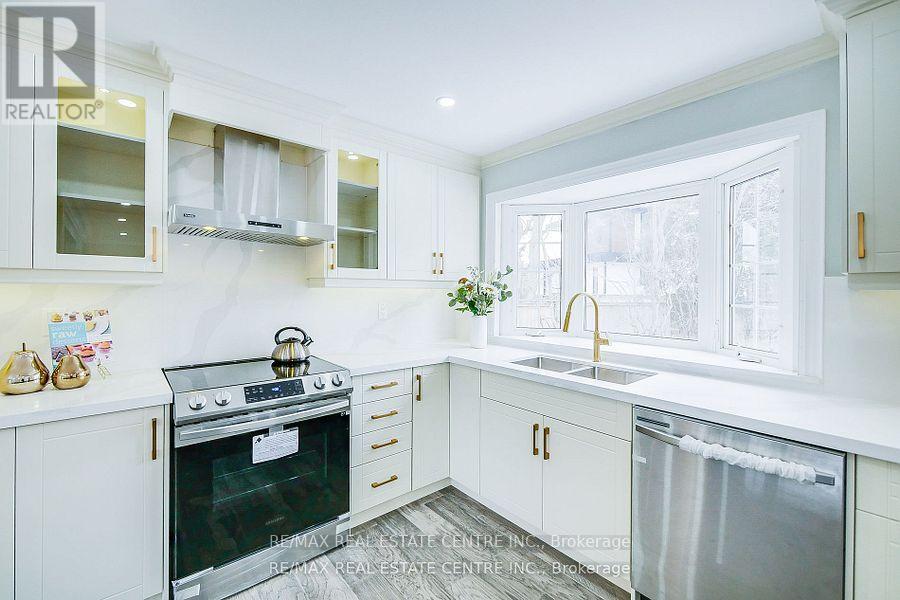 480 Valley Drive, Oakville, Ontario  L6L 4L8 - Photo 12 - W12339473