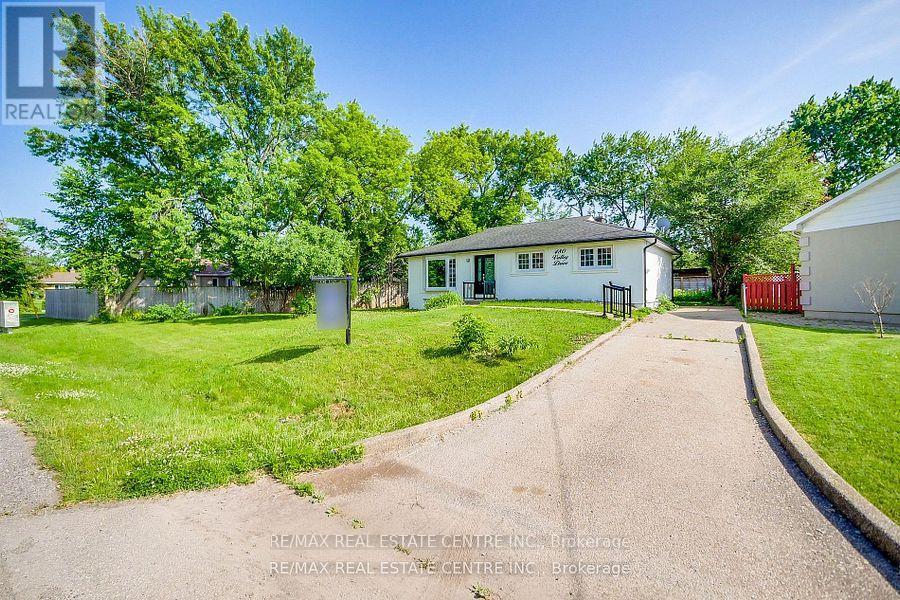 480 Valley Drive, Oakville, Ontario  L6L 4L8 - Photo 2 - W12339473