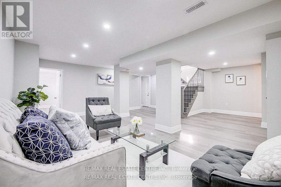 480 Valley Drive, Oakville, Ontario  L6L 4L8 - Photo 31 - W12339473